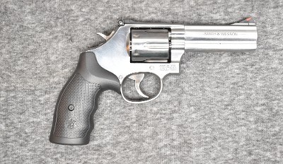 Smith & Wesson ~ 686-6 ~ .357 Magnum
