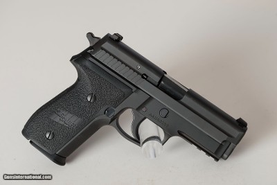 SIG P 229 in .40 S&W with rail , looks new