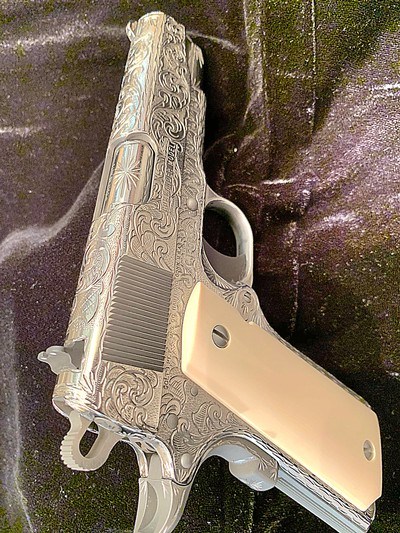 Colt Commander .45 ACP, 4 1/4 ‘’barrel, fully hand engraved & polished by a top engraver & polished by Flannery Colt Commander .45 ACP, 4 1/4 ‘’barrel - Image 4 of 7