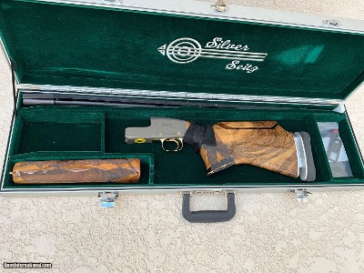 Silver Seitz
-
Eye Candy!