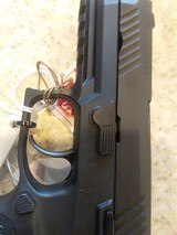 NEW SIG ARMS MODEL P320 CARRY 9MM HARD PLASTIC CASE AND SIG MOLDED HOLSTER EXTRA CLIP - 5 of 12