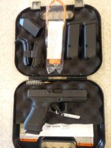 NEW GLOCK 19 9MM FIXED SIGHTS HARD PLASTIC CASE, 2 EXTRA MAGS , REPLACEMENT GAURDS, LOCK , SPEED LOADER, MANUALS - 1 of 14