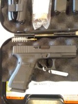 NEW GLOCK 19 9MM FIXED SIGHTS HARD PLASTIC CASE, 2 EXTRA MAGS , REPLACEMENT GAURDS, LOCK , SPEED LOADER, MANUALS - 3 of 14