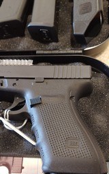 Used Glock Model 21 45 ACP 4 extra mags case good condition - 2 of 13