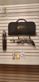 Used Smith and wesson Model 460 with Leupold vx-iii 2.5-8x32 scope bi-pod carry case sling lock new condition - 1 of 17