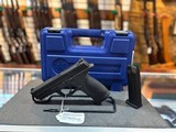USED Smith and Wesson M&P40 - 2 of 4
