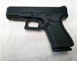 GLOCK 19 GEN 5 9MM WITH ALL STANDARD EXTRAS + PLUS, WHITE OUTLINED SIGHTS LIKE NEW! LOOK! - 2 of 3