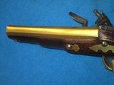 A WONDERFUL PAIR OF EARLY 1700'S TO 1800'S FLINTLOCK OFFICERS OR GENTLEMAN'S PISTOLS WITH BRASS BARRELS, LOCKS, & HARDWARE IN EXCELLENT UN - 16 of 20