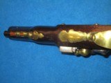 A WONDERFUL PAIR OF EARLY 1700'S TO 1800'S FLINTLOCK OFFICERS OR GENTLEMAN'S PISTOLS WITH BRASS BARRELS, LOCKS, & HARDWARE IN EXCELLENT UN - 12 of 20