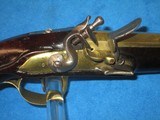 A WONDERFUL PAIR OF EARLY 1700'S TO 1800'S FLINTLOCK OFFICERS OR GENTLEMAN'S PISTOLS WITH BRASS BARRELS, LOCKS, & HARDWARE IN EXCELLENT UN - 4 of 20