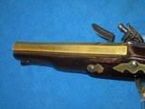 A WONDERFUL PAIR OF EARLY 1700'S TO 1800'S FLINTLOCK OFFICERS OR GENTLEMAN'S PISTOLS WITH BRASS BARRELS, LOCKS, & HARDWARE IN EXCELLENT UN - 7 of 20