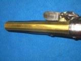 A WONDERFUL PAIR OF EARLY 1700'S TO 1800'S FLINTLOCK OFFICERS OR GENTLEMAN'S PISTOLS WITH BRASS BARRELS, LOCKS, & HARDWARE IN EXCELLENT UN - 8 of 20