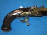 A WONDERFUL PAIR OF EARLY 1700'S TO 1800'S FLINTLOCK OFFICERS OR GENTLEMAN'S PISTOLS WITH BRASS BARRELS, LOCKS, & HARDWARE IN EXCELLENT UN - 3 of 20