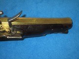 A WONDERFUL PAIR OF EARLY 1700'S TO 1800'S FLINTLOCK OFFICERS OR GENTLEMAN'S PISTOLS WITH BRASS BARRELS, LOCKS, & HARDWARE IN EXCELLENT UN - 5 of 20