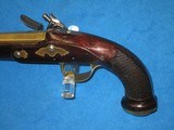 A WONDERFUL PAIR OF EARLY 1700'S TO 1800'S FLINTLOCK OFFICERS OR GENTLEMAN'S PISTOLS WITH BRASS BARRELS, LOCKS, & HARDWARE IN EXCELLENT UN - 6 of 20