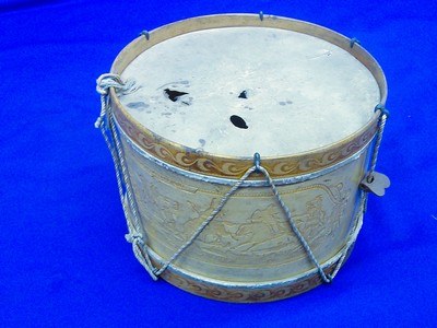 1800's Drum with a Carved Scene of CUSTERS LAST FIGHT, STAND - Image 2 of 5