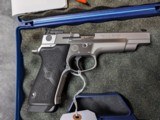 SMITH & WESSON PERFORMANCE CENTER 9MM TARGET CHAMPION, WITH 5" BARREL IN EXCELLENT CONDITION - 4 of 20