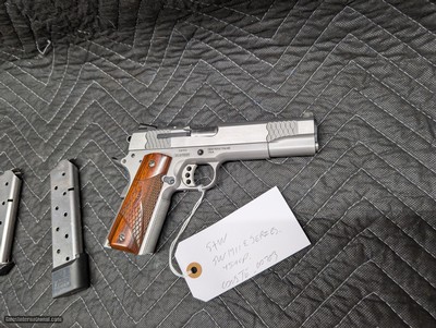 SMITH & WESSON SW1911 E SERIES, .45 ACP, 5" BARREL IN EXCELLENT CONDTION