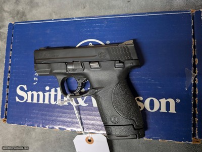 SMITH & WESSON M&P SHIELD 9MM , IN EXCELLENT CONDITION
