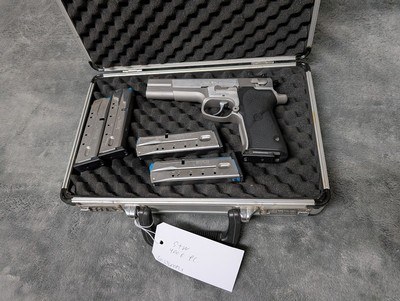 SMITH & WESSON 4006 PERFORMANCE CENTER IN EXCELLENT CONDITION