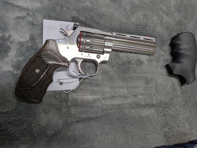 LIKE NEW IN BOX COLT KING COBRA TARGET .22LR WITH 4.25