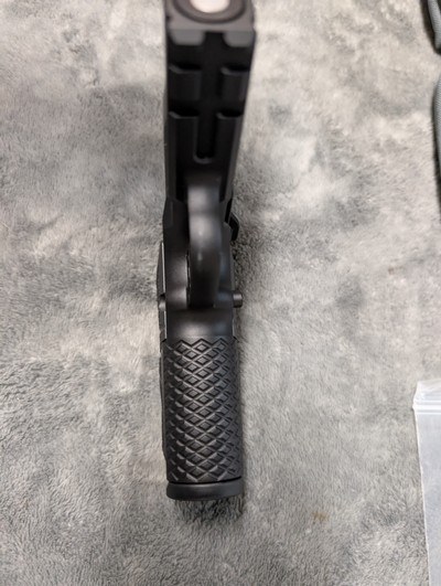 WILSON COMBAT EDC X9, IN EXCELLENT BARELY USED CONDITION WITH 3 EXTRA MAGAZINES, 3.25