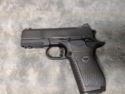 WILSON COMBAT EDC X9, IN EXCELLENT BARELY USED CONDITION WITH 3 EXTRA MAGAZINES, 3.25
