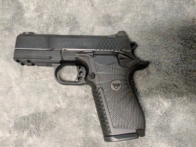 WILSON COMBAT EDC X9, IN EXCELLENT BARELY USED CONDITION WITH 3 EXTRA MAGAZINES, 3.25