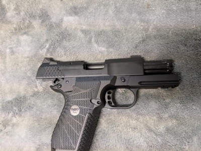 WILSON COMBAT EDC X9, IN EXCELLENT BARELY USED CONDITION WITH 3 EXTRA MAGAZINES, 3.25