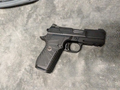 WILSON COMBAT EDC X9, IN EXCELLENT BARELY USED CONDITION WITH 3 EXTRA MAGAZINES, 3.25