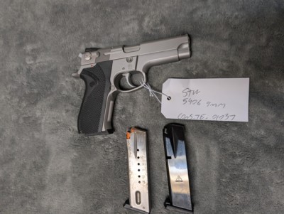 SMITH& WESSON 5906 9MM IN EXCELLENT CONDITION, 4