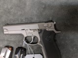 SMITH& WESSON 5906 9MM IN EXCELLENT CONDITION, 4