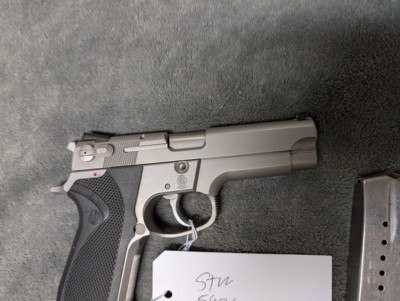 SMITH& WESSON 5906 9MM IN EXCELLENT CONDITION, 4