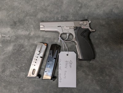 SMITH& WESSON 5906 9MM IN EXCELLENT CONDITION, 4
