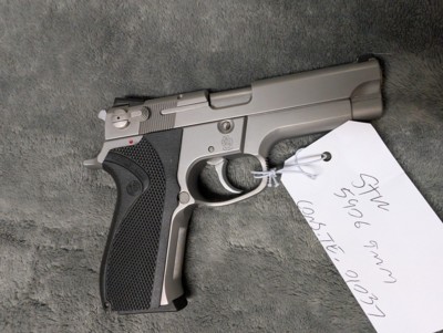 SMITH& WESSON 5906 9MM IN EXCELLENT CONDITION, 4