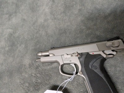 SMITH& WESSON 5906 9MM IN EXCELLENT CONDITION, 4