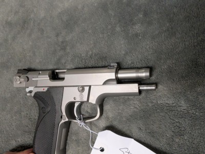SMITH& WESSON 5906 9MM IN EXCELLENT CONDITION, 4