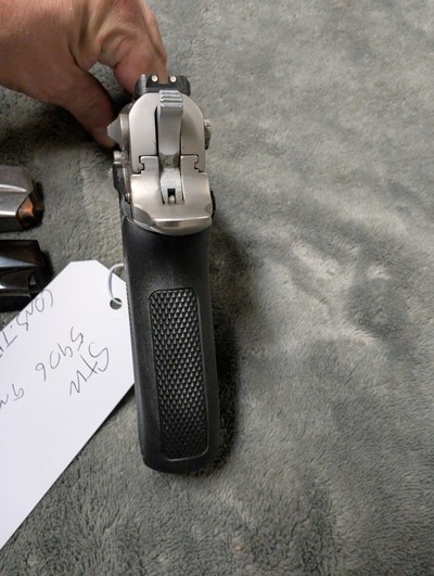 SMITH& WESSON 5906 9MM IN EXCELLENT CONDITION, 4