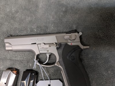 SMITH& WESSON 5906 9MM IN EXCELLENT CONDITION, 4