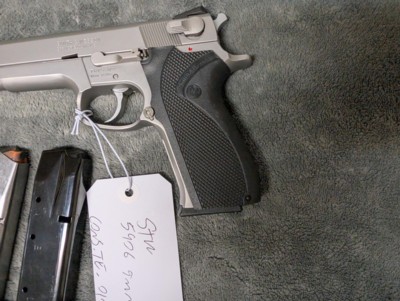 SMITH& WESSON 5906 9MM IN EXCELLENT CONDITION, 4