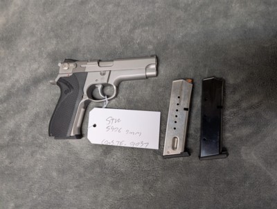 SMITH& WESSON 5906 9MM IN EXCELLENT CONDITION, 4