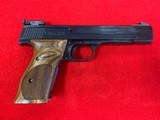 Smith and Wesson Model 41 22LR (8Mags) - 1 of 12