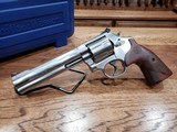 Smith & Wesson Model 686 Plus Deluxe 357 Magnum 6 in. - 1 of 7