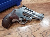 Smith & Wesson Model 686-6 Plus Deluxe 3 in. - 5 of 6