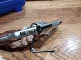 Smith & Wesson Model 686-6 Plus Deluxe 3 in. - 4 of 6