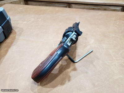 Smith & Wesson Performance Center 586 L-Comp 357 Magnum - Image 3 of 10