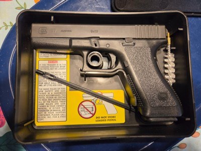 Glock 17 generaration 2 made 1990 9mm - Image 1 of 11