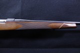 Weatherby Mark V Deluxe .300 Wby Mag. - 4 of 8