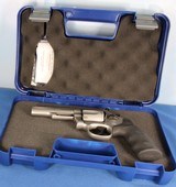 SMITH & WESSON 69 .44 MAG ORIG.
CASE - 2 of 20