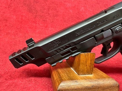 Smith & Wesson M&P PC M2.0 Full Size 10mm Auto 15+1 5.60" Black Armornite Ported Stainless Steel Barrel, w/Picatinny Rail (13915) - Image 8 of 9